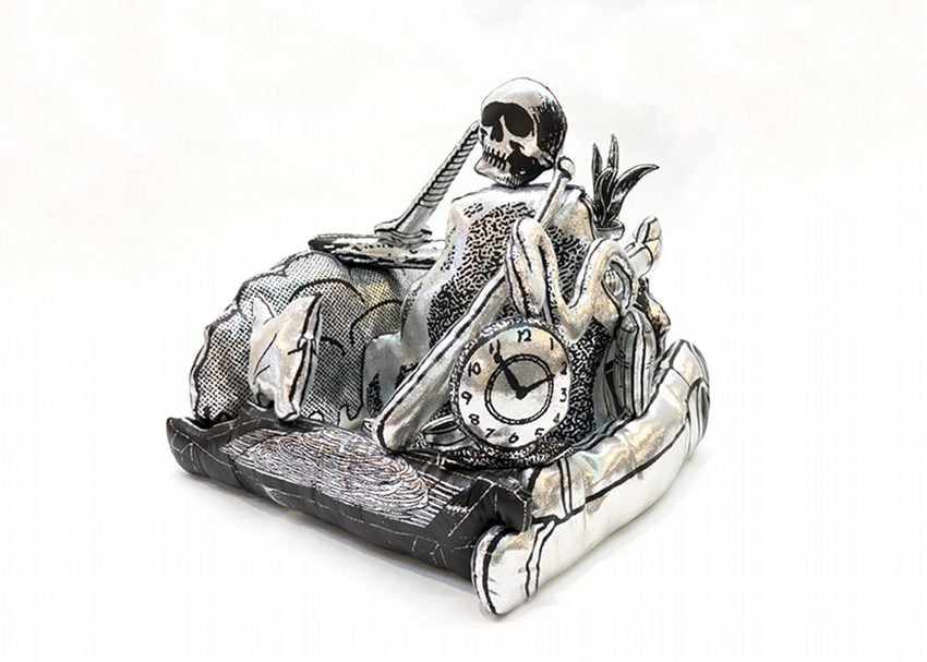 金氏徹平《遊戲、舞與結構（填充玩具／銀）#2》，絹印／織品、棉，46x50x45cm，2016-2017。（誠品畫廊提供）