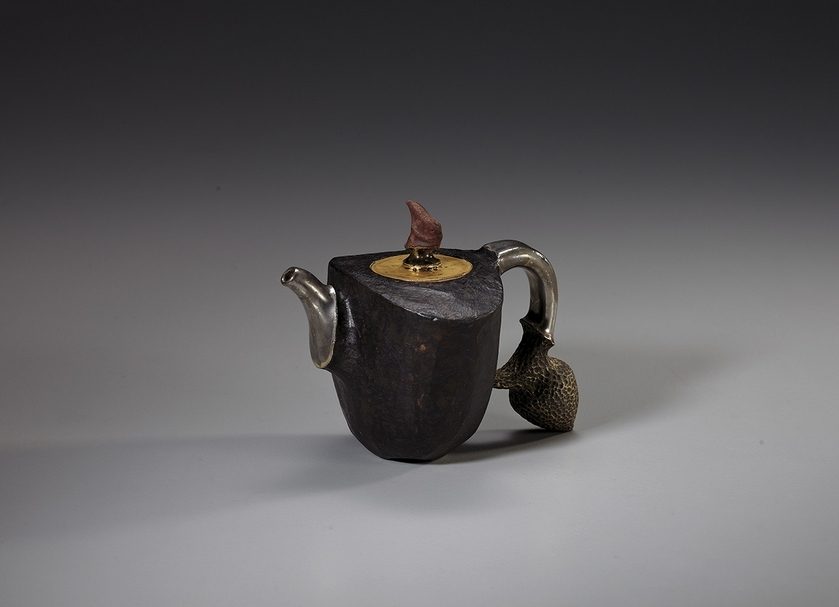 2016第六屆金壺獎金獎作品。羅濟明，〈黑石器〉，13x10x11cm，陶。（人文遠雄博物館提供）