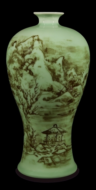青瓷瓷繪作品〈梅瓶〉，30.5×16公分。圖片提供：墨海樓