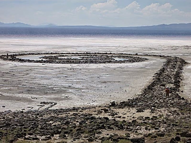 基於水位降低而暴露於沙洲上的《螺旋防波堤》(Spiral Jetty)。