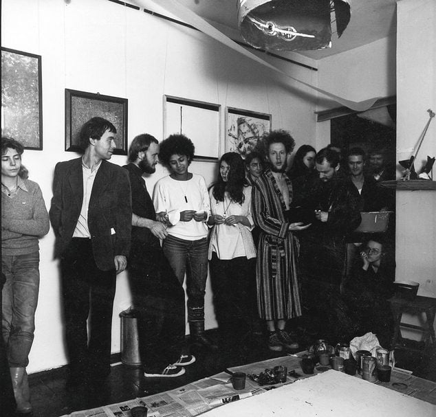 Galerie EIGEN+ART在1983年4月於德勒斯登（Körnerplatz）舉辦的第一檔展覽，圖片中穿長袍者為里布克。（攝影／Thomas Steinert，Galerie EIGEN + ART Leipzig/Berlin提供）