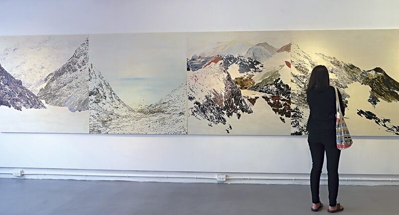 五件各自獨立完成的作品並置,在觀看過程中產生豐富的視覺與心理轉折。(攝影/楊椀茹)