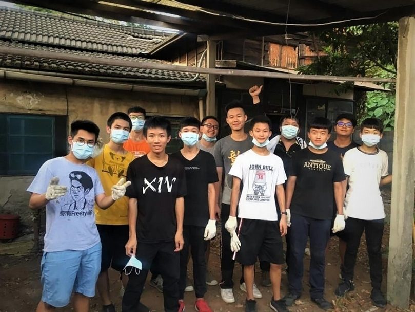 彰化高中學生主動清潔打掃日式宿舍，爭取將其列入文化資產。（林冠甫提供）