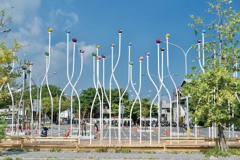 有用主張X建築繁殖場│芯之森 北美杉、鍍鋅彎管、LED燈 2016 都市藝術工作室提供