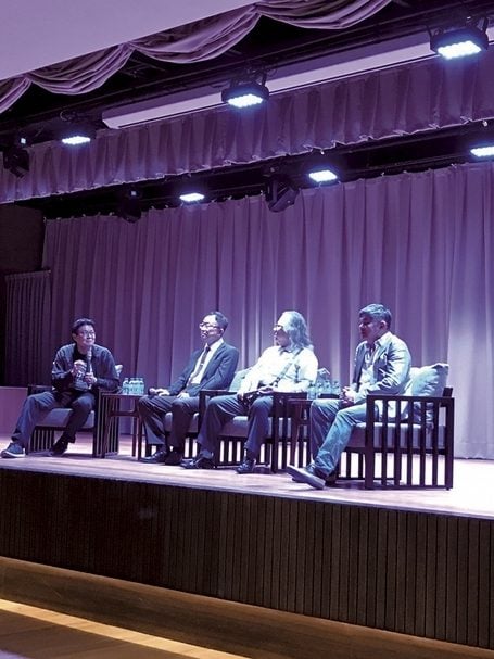 「非凡一索卡25週年大展」的藝術講座，由左至右為：中華民國畫廊協會資深顧問陸潔民、收藏家吳峻賢、收藏家林錦義與索卡藝術中心負責人蕭富元。圖／索卡藝術中心