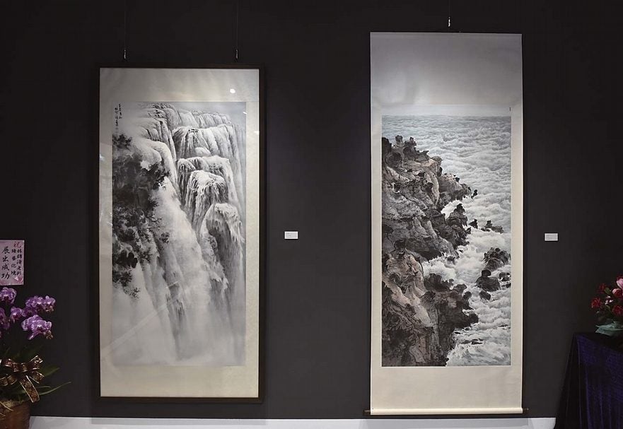 林錦濤2013年作〈銀河倒瀉〉及〈和平島奇岩〉,皆為182×91公分。攝影/洪國峻。