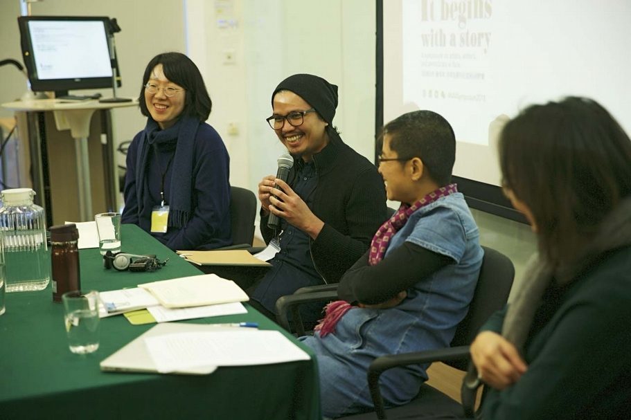 （由左至右）駐南韓藝術史學家Hyejong Yoo、馬尼拉Green Papaya Art Projects 項目總監埃斯皮納（Mervin Espina）、香港中文大學文化研究系博士梁寶山、香港大學藝術學系副教授官綺雲，於「故事由來：藝術家、作家及期刊在亞洲」研討會之「地下與公眾」主題現場。（攝影：張志偉／圖：亞洲藝術文獻庫 Asia Art Archive）
