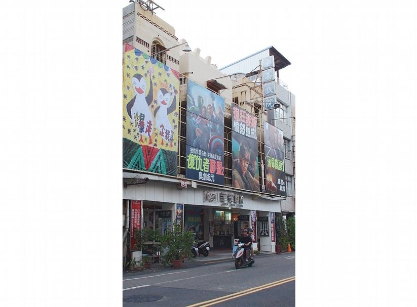 「全美大畫展」兒童作品《馬達加斯加－爆走企鵝》。（草埕文化藝術工作室提供）