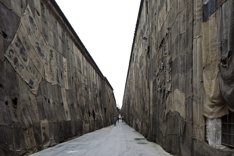 馬哈馬Ibrahim Mahama∣界外 Out of Bounds Photo by Alessandra Chemollo. Courtesy by la Biennale di Venezia