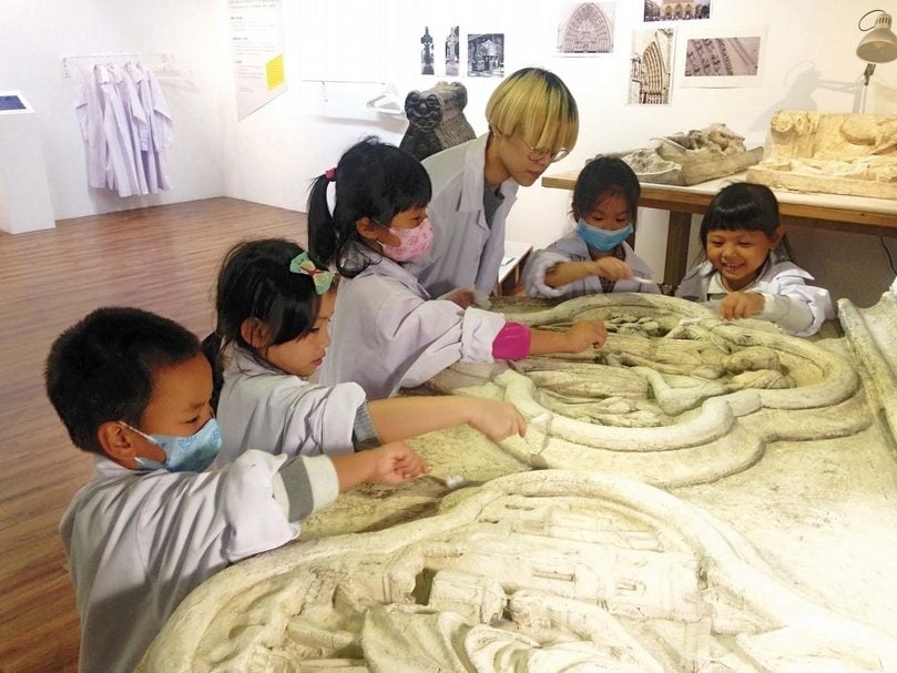 這次展出的石膏，是美國大都會博物館在130年前複製古希臘羅馬神殿的一部分。當年大都會博物館派專家到各地，把一些很古老建築裡的雕刻，複製下來做成石膏像；當建築太老舊倒下或是壞掉的時候，美麗的雕刻可以被保留下來，讓更多人可以看見。（圖片提供｜新板藝廊）