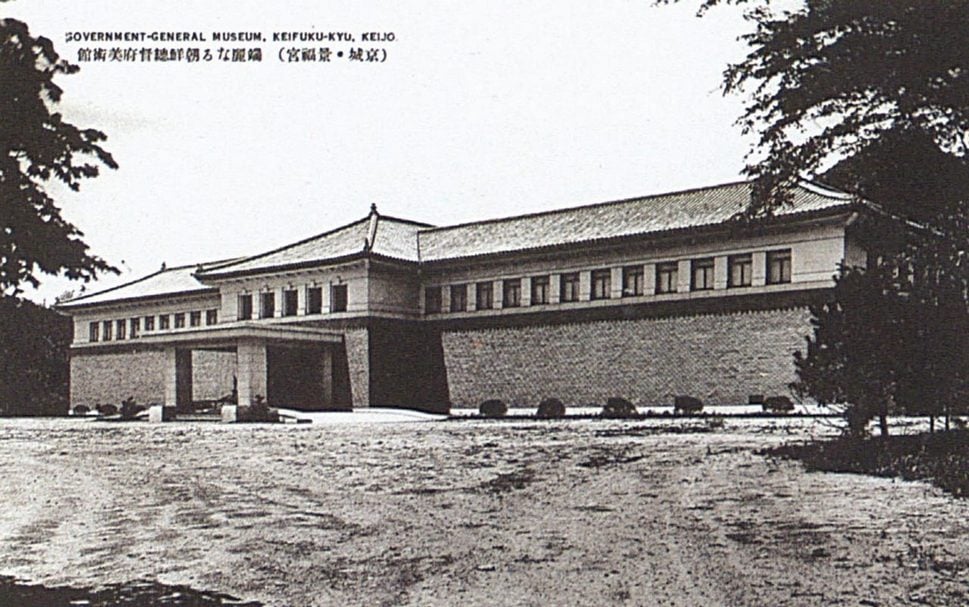 朝鮮總督府美術館建於1939年，1945年後改稱為景福宮美術館，1975年至1993年作為韓國民俗博物館，後來因應韓國國內的景福宮復建計畫，於1998年拆除。（來源：National Institute of Korean History）