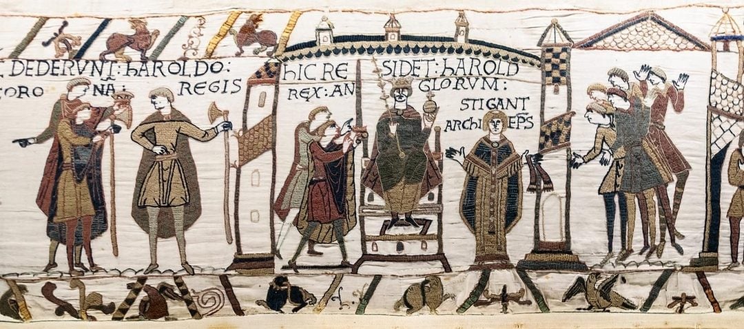 貝葉掛毯(Bayeux Tapestry),創作於11世紀,長70公尺,寬0.5公尺,而現今只存62公尺。掛毯上共出現623個人物、55隻狗、202隻戰馬、49棵樹、41艘船、超過500隻鳥和龍等生物,以及約2,000個拉丁文字,描述了整個黑斯廷斯戰役的前後過程。(© Myrabella)