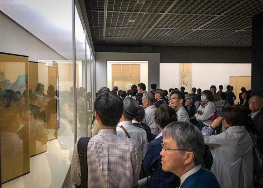 「誕辰150周年橫山大觀展」於東京國立近代美術館的展出現場，觀眾爭賭其精彩的作品。（簡秀枝提供）