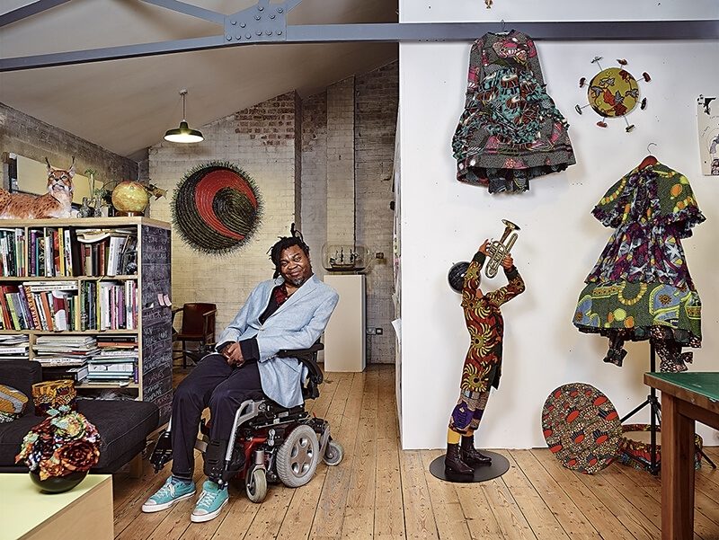 因卡．修尼巴爾（Yinke Shonibare）在他的工作室。Photographer: James Mollison