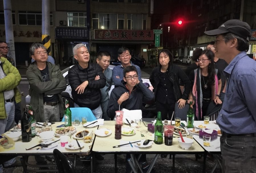 魚刺客路邊攤評圖現場。（魚刺客提供）