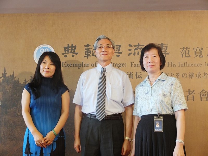 「典範與流傳─范寬及其傳派」展覽發布記者會故宮代表合影。左起為故宮國會暨公共事務室主任李月娥、副院長何傳馨、書畫處長劉芳如。攝影∣林容伊。