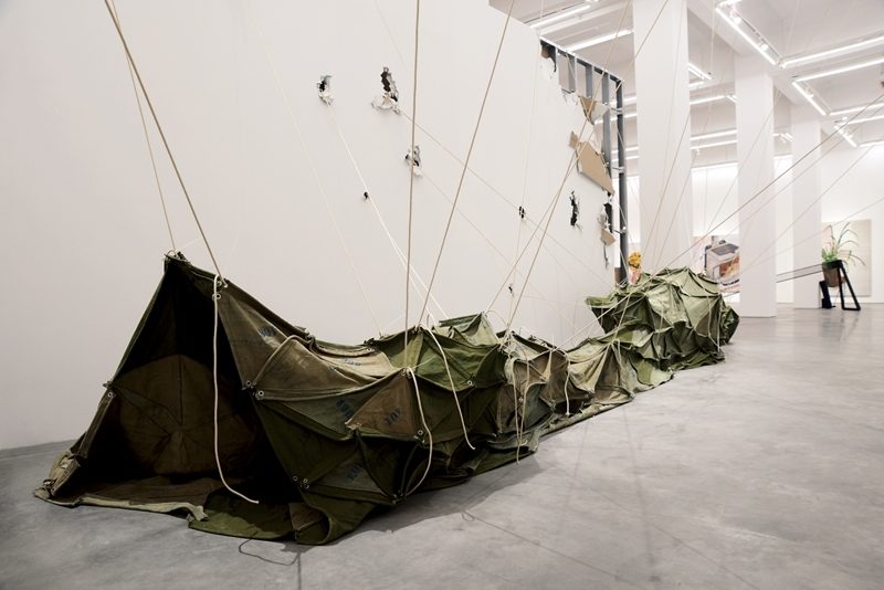 張新軍│綠窟窿2 帆布、繩子 750x120x120cm 2016 長征空間提供