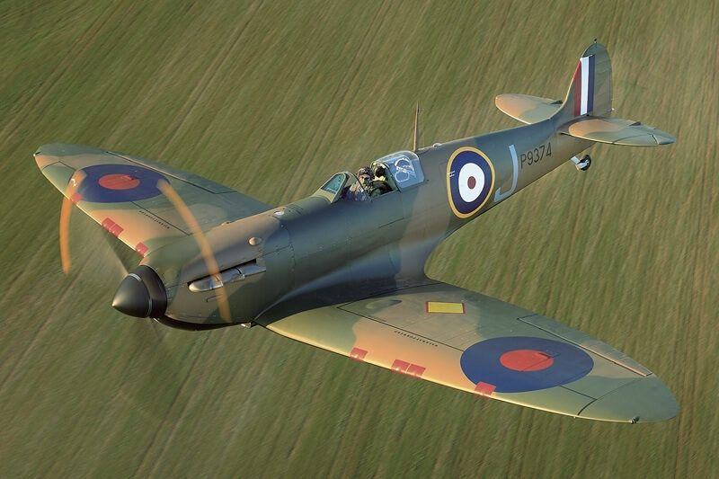 英國皇家空軍噴火戰鬥機P9374，1940年2月23日第一次出任務。由於最後一位飛官為Peter Cazenove，因此又稱為「 The Peter Cazenove Spitfire」。（攝影／© 2011 John Dibbs）