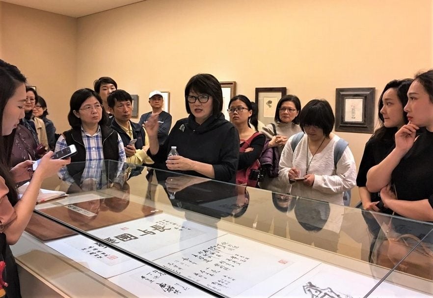 常年關注常玉身世探索的衣淑凡女士為現場觀眾進行導覽。圖片提供：林亞偉