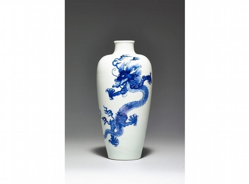清康熙〈青花龍紋梅瓶〉（「大清康熙年製」款），以920萬港元成交。圖╱東京中央拍賣。