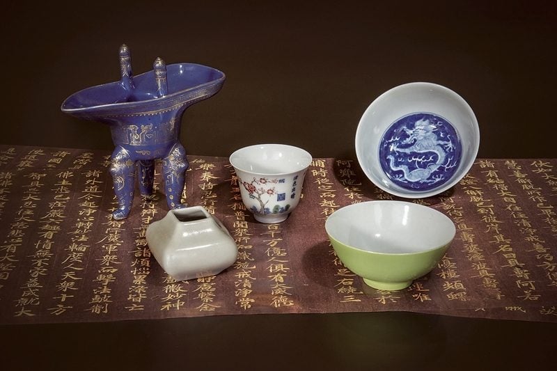 （前排左）清乾隆〈官窯仿官釉水盛〉、（前排右）清雍正〈官窯吹綠茶圓〉；（後排左起）清乾隆〈官窯灑藍釉描金夔龍紋爵〉、清同治〈官窯粉彩二月杏花杯〉，清道光〈官窯珊瑚紅地拔白竹紋碗〉。資料提供／景薰樓