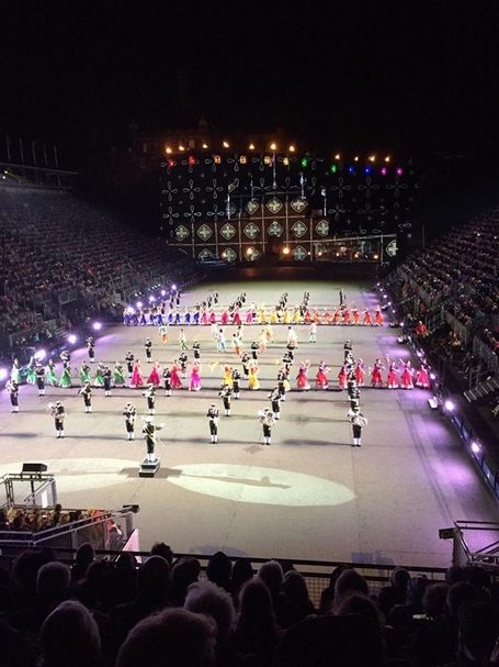 超過一甲子的「愛丁堡軍樂節」在夜半寒風中登場。攝影：簡秀枝