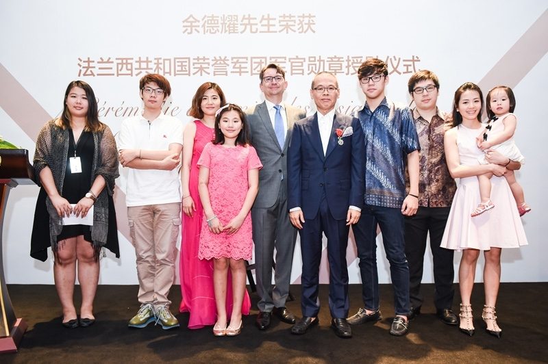 法國駐上海總領事和余德耀家人合影。圖片提供：余德耀美術館