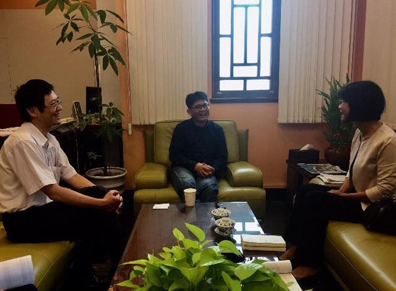 史博館代館長陳登欽先生接受典藏訪問。左為史博館主任秘書林成家。