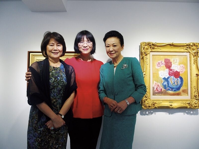 國藝會董事長林曼麗(左)、日動畫廊副社長長谷川智惠子(右)與典藏雜誌社社長簡秀枝合影。(日動畫廊提供)