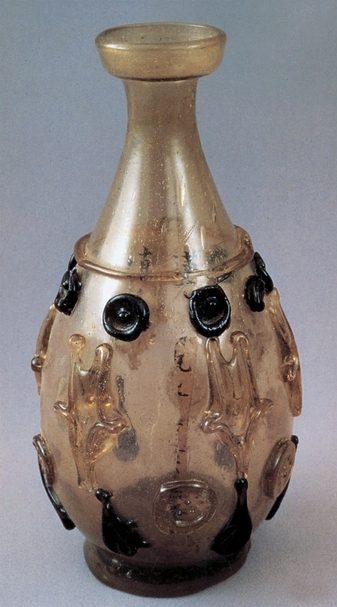 唐〈盤口細頸淡黃色琉璃瓶〉,法門寺博物館藏。