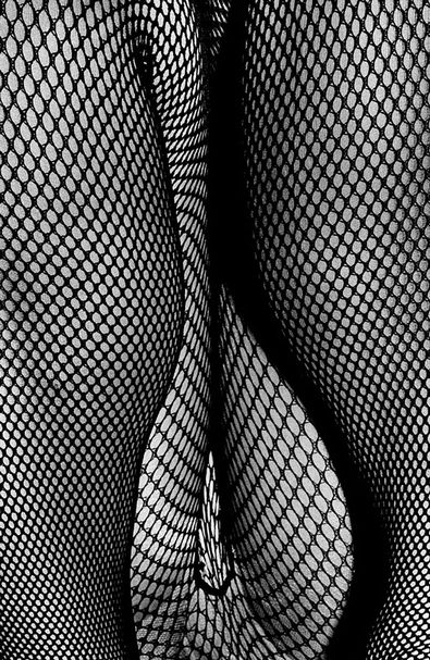 Daido Moriyama Lightbox： Tights in Shimotakaido 1987/2018 Painted steel lightbox with chromogenic transparency face-mounted to acrylic Image size 200 x 130 cm, Lightbox size 205.4 x 135.4 x 8.5 cm Edition 5 +1 AP 圖片提供：亞紀畫廊