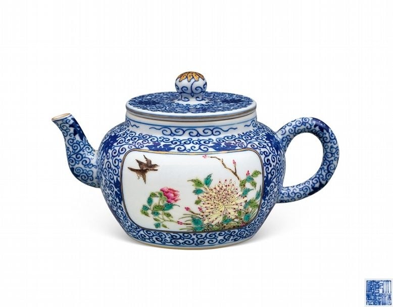 清乾隆 粉彩青花開光花鳥紋描金茶壺（圖／皇廷拍賣）