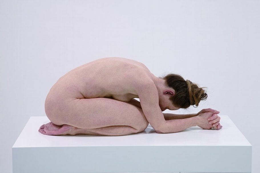 美術館特區呼應年度主題「無形的美術館」，毓繡美術館展出山姆．詹克斯（Sam Jinks）2015年的作品《跪著的女人》。 （台北國際藝術博覽會提供）