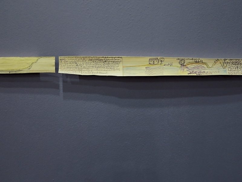 納爾(Varsha Nair)與移工一起手繪蕉葉的《記憶地圖》(Memory Maps)。圖│Baan Noorg