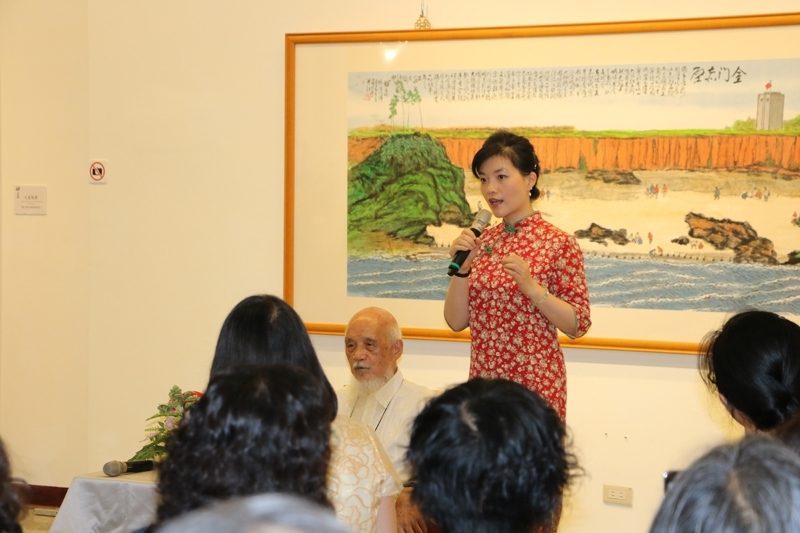鄭善禧二女兒鄭愷文應聽眾提問，分享鄭善禧的生活小故事。圖∣聞名畫廊