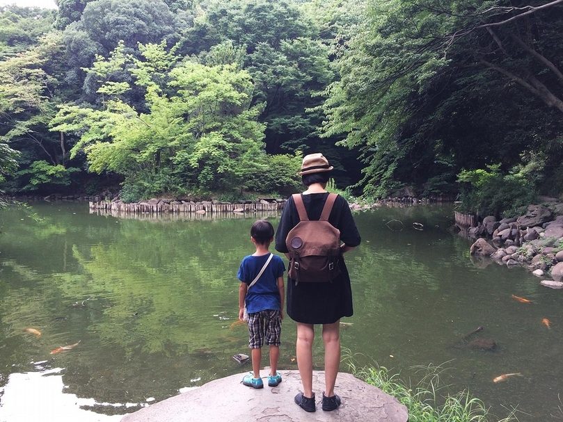 王春子與兒子旅行的背影。(王春子提供)