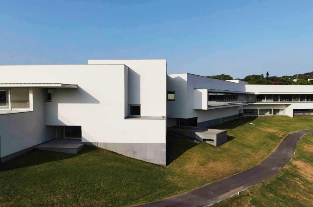 台玻集團砸15億元成就臺灣建築美學，普立茲克建築大師西薩作品在彰化台豐球場