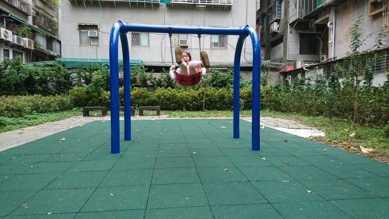 社區閒置空地上的鞦韆背後被寫上“安靜”兩字。 （照片版權：Ching Tsai）