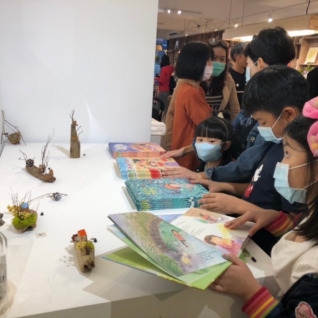 【小典藏│愛看展】「我住在畫裡 歡迎來到我的家」崔麗君創作個展，讓溫暖的畫作擁抱你