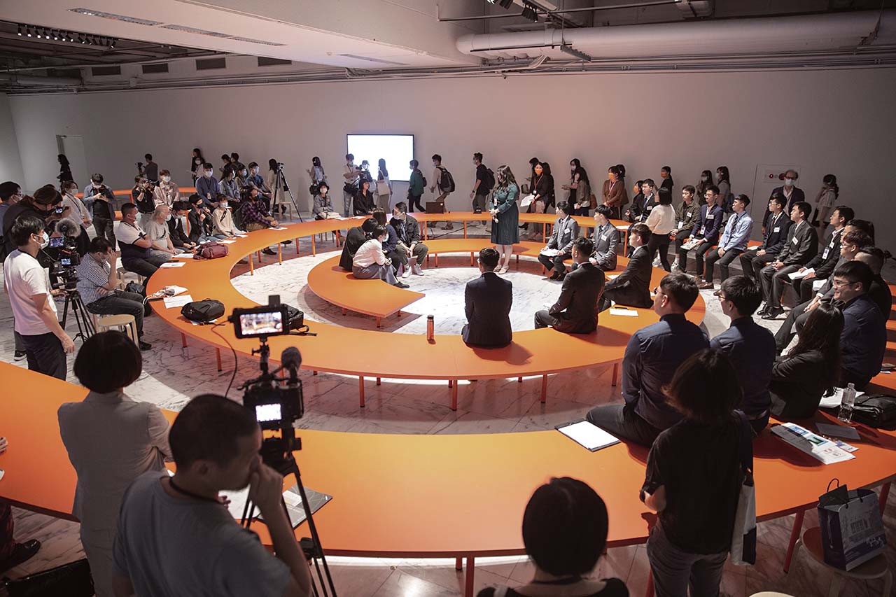 2020年台北雙年展開幕日的「協商劇場」試演場，以「離岸風電進行式」為主題。（臺北市立美術館提供）