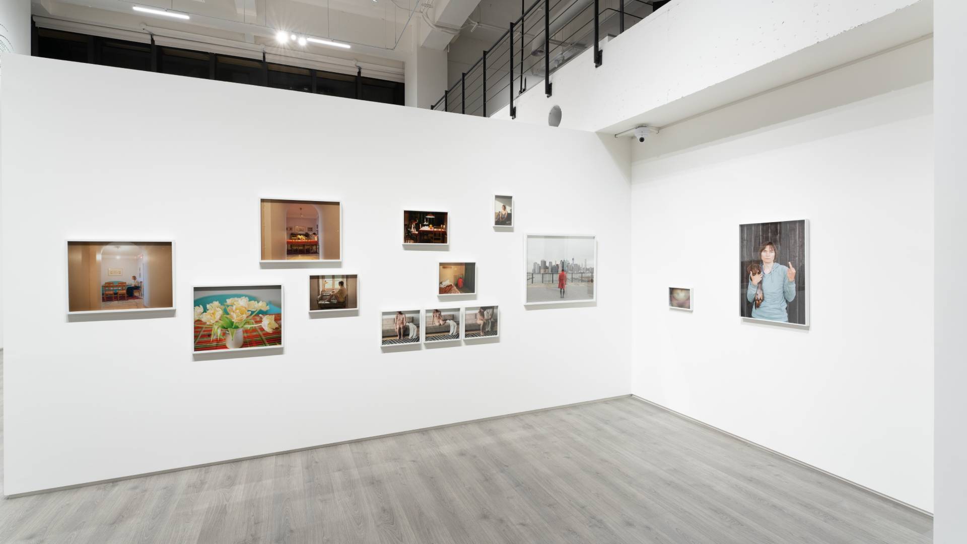 「like a luminous animal 肉體是一頭透明的動物」展場一景，圖為伊莉娜．布洛希雷斯的「聖母領報」系列作品（2009-2014）。（本事藝術提供）