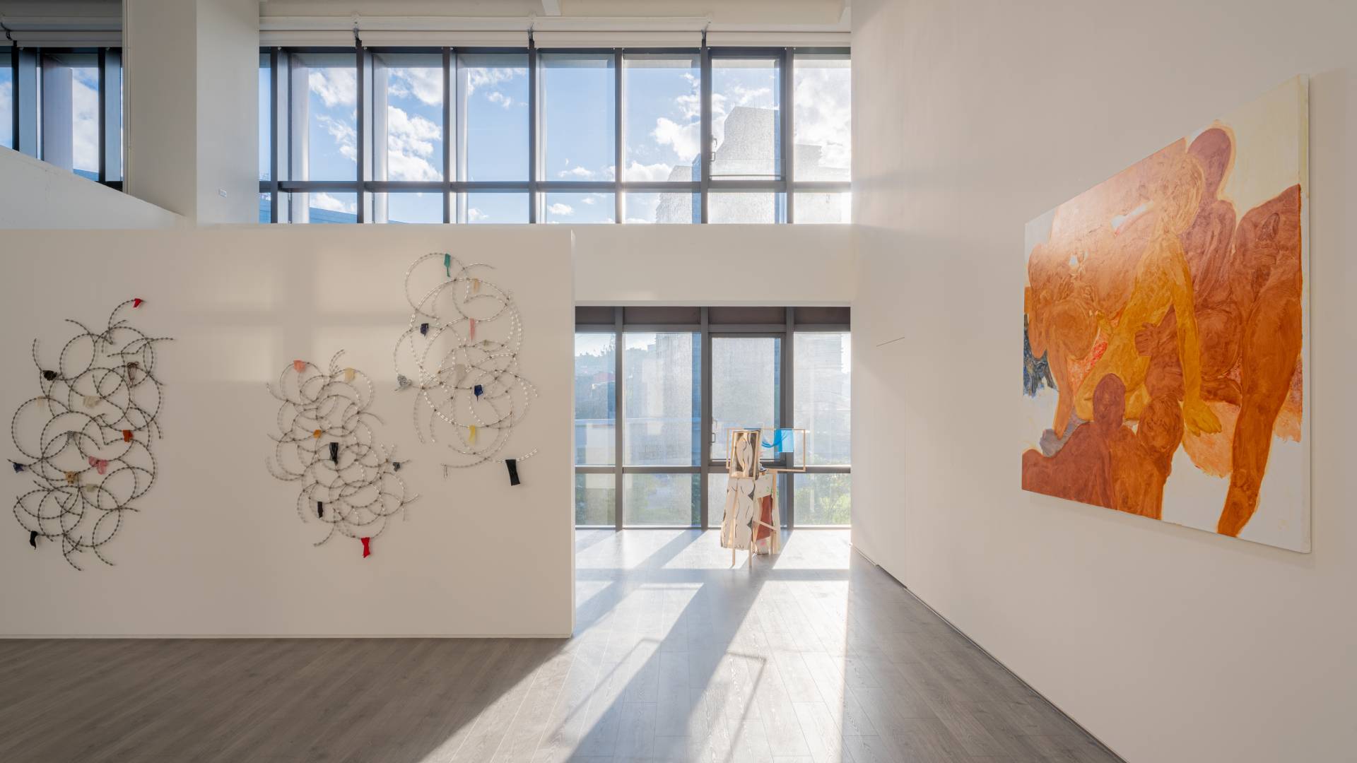 「like a luminous animal 肉體是一頭透明的動物」展場一景，從左至右：倪灝「Barrier」系列（2020）、石澤英子《思念獻花半人馬的女子》（2020）及菲利普．克雷默作品《聚會》（2014）。（本事藝術提供）