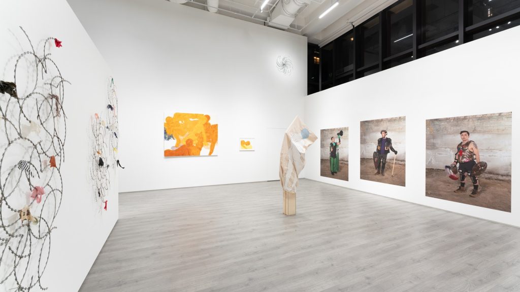 展場一景 由左至右為倪灝、Philipp與Josh的作品 (中央雕塑為Eiko)