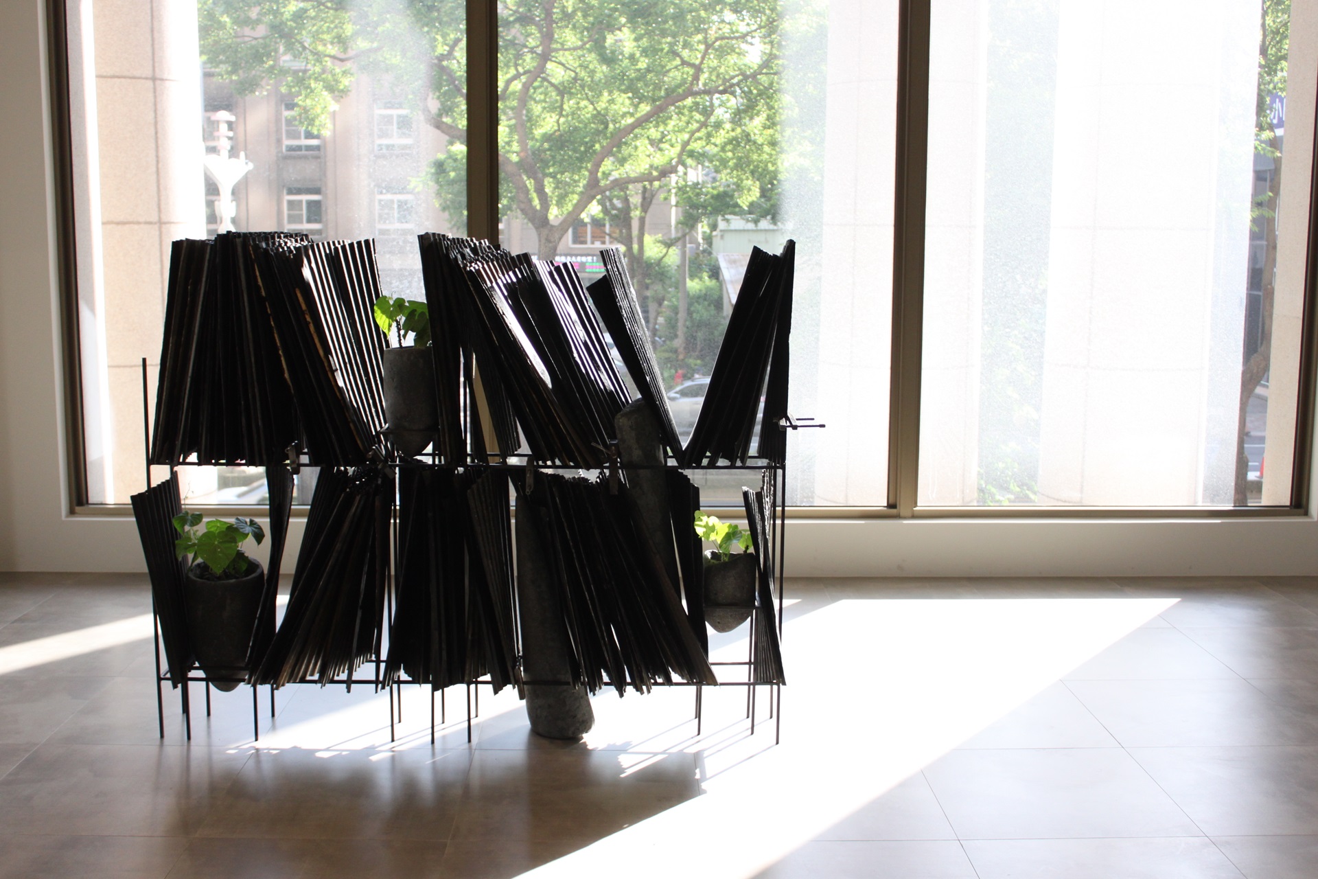 「界外採光」中邱承宏的作品《花架》（2020）。（本事藝術提供）
