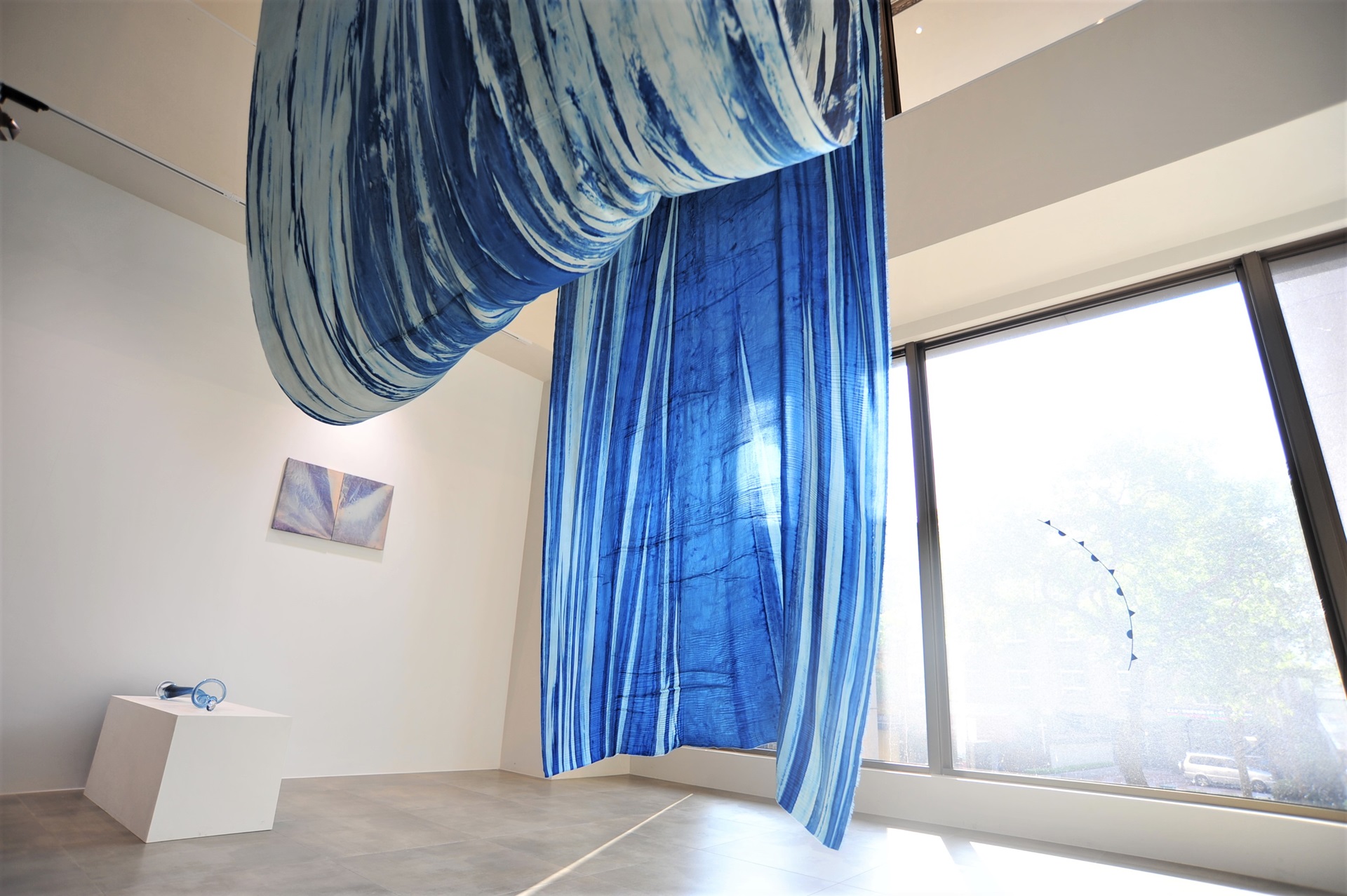 「綿延的棲居」展場一景，圖為藝術家約瑟芬娜．聶利馬勒卡（Josefina Nelimarkka）參展作品。（本事藝術提供）