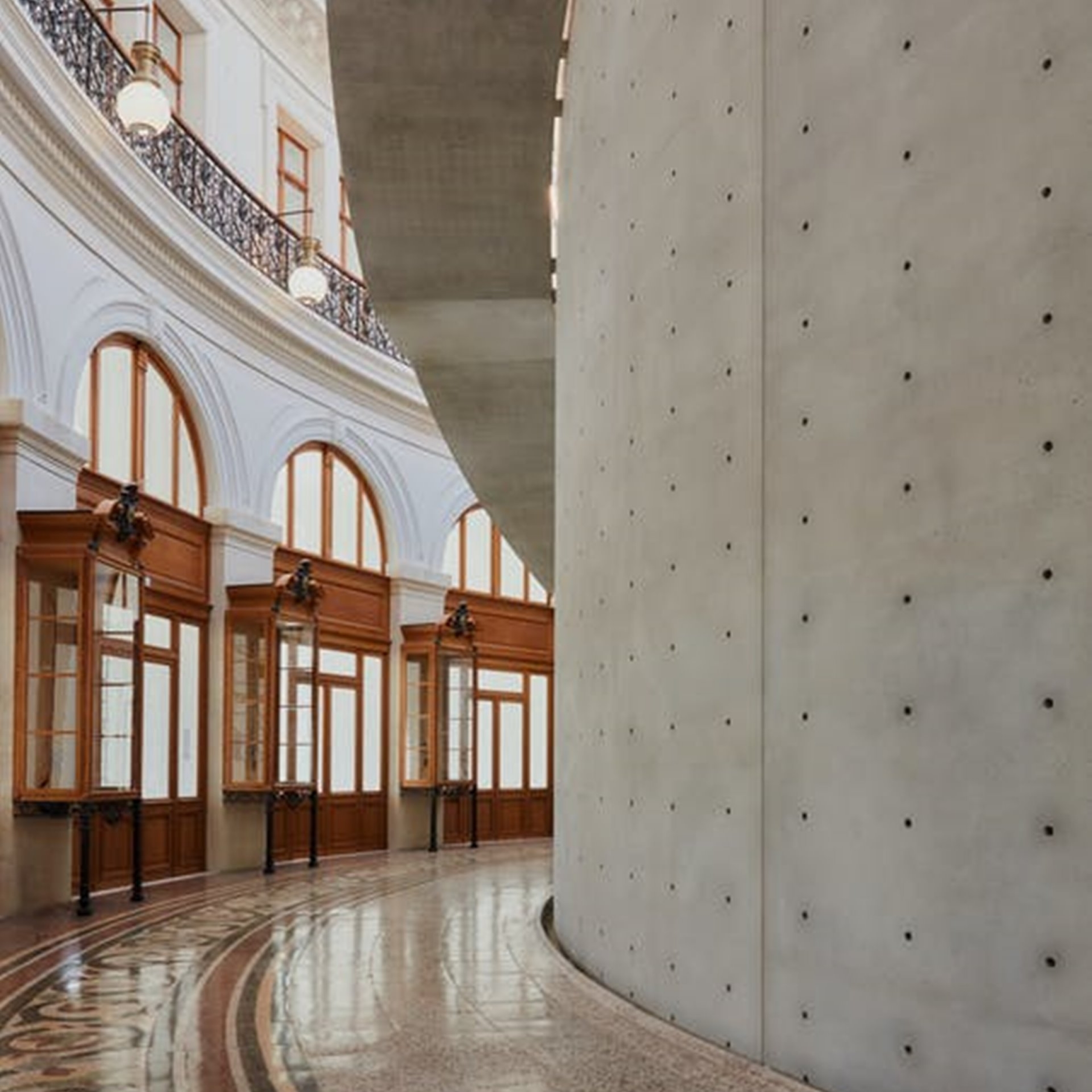 巴黎證券交易所-皮諾私人美術館(Bourse de Commerce-Pinault Collection)經歷了四次延期開幕。據外媒消息指出,美術館開幕展覽的準備工作已經完成,美術館遵照法國政府的防疫指導,一旦條件允許,將儘快向公眾開放。