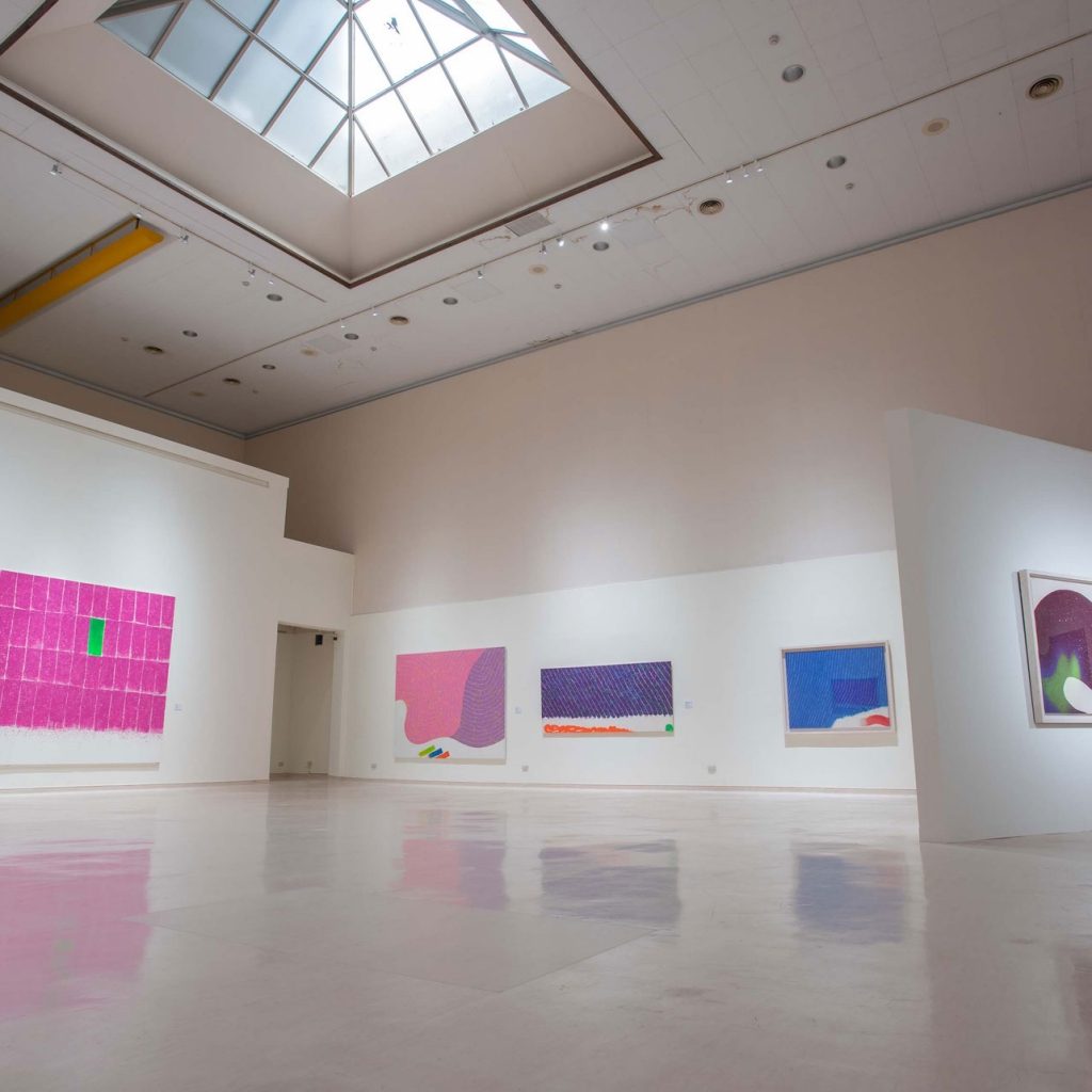 《象外．圜中—蕭勤八五大展》展場一景。1