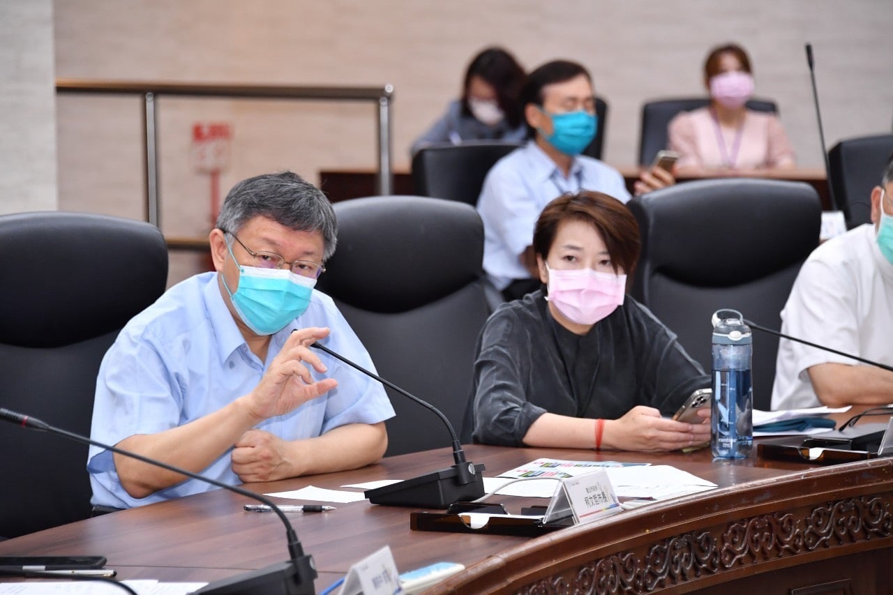 今日台北市政府拍板，決定進一步管制：從5月15日上午八點起，公有場館全數關閉，10大特定行業(含俗稱的八大行業及電子遊戲場業、資訊休閒業)包含舞廳、夜店、三溫暖、棋盤社、麻將館等，需暫停營業。（擷取自柯文哲臉書）