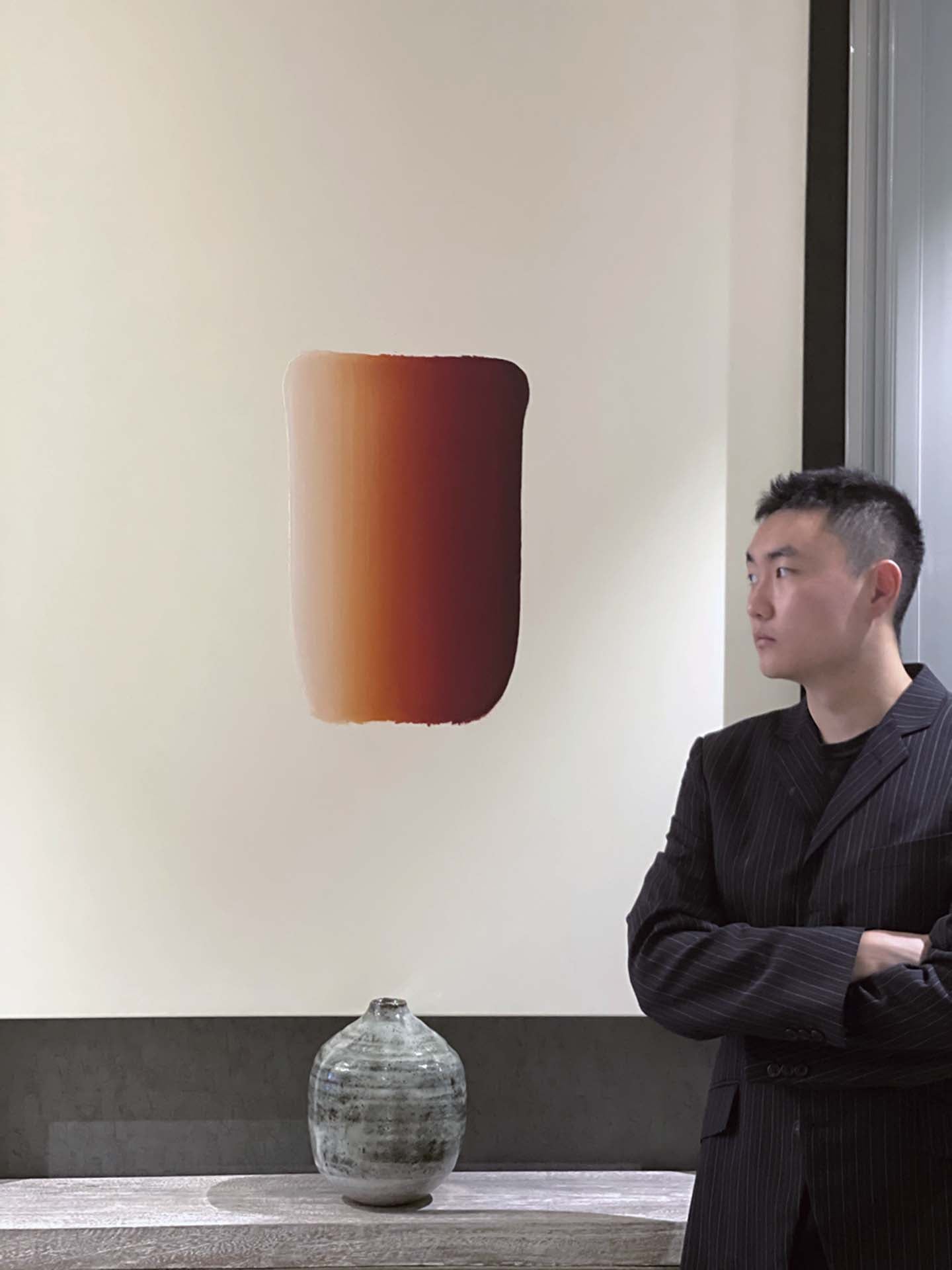 中國青年收藏家郭鶴天與他的藏品之一，李禹煥《對話》（2017）。（郭鶴天提供）