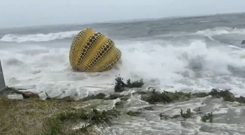 9號颱風強襲直島，草間彌生《黃色南瓜》於海面翻覆